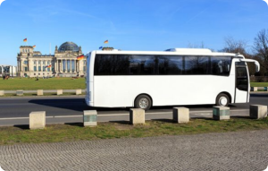 Tourbus mit Reichstagsgebäude im Hintergrund