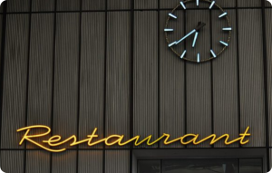 Restaurant-Schriftzug und die Uhr