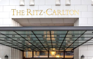 Eingang zum Ritz-Carlton Hotel